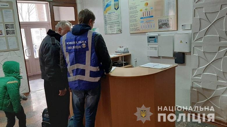 В Киеве ученица 7-го класса выбросилась из окна школы - полиция