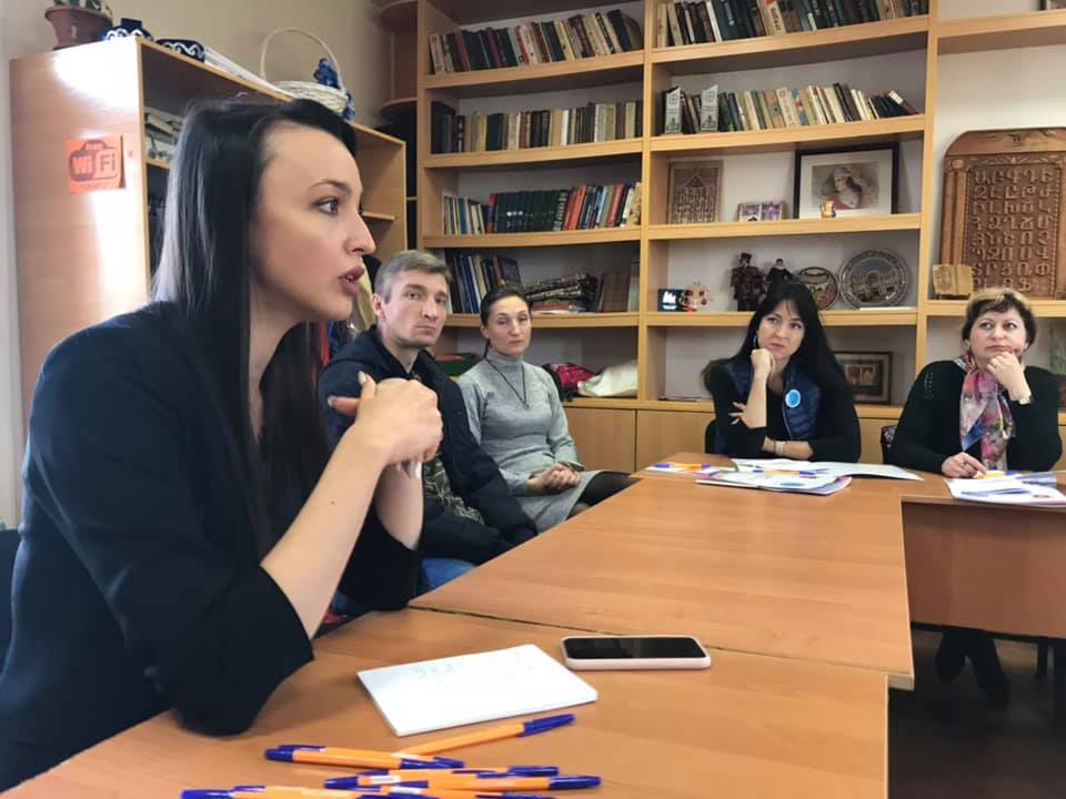 В Запорожье напали с ножом на ромскую активистку