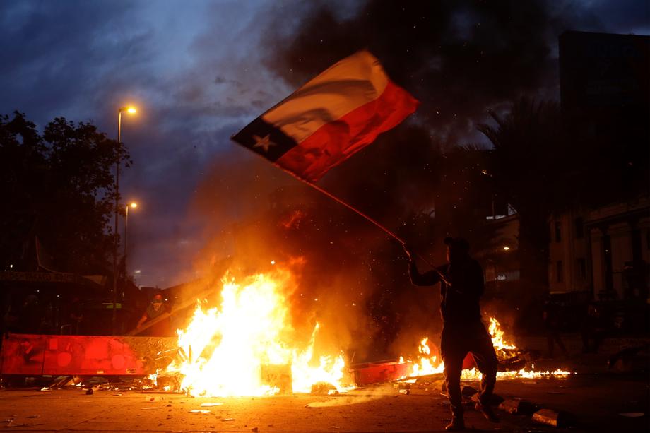 Фото: EPA-EFE/FERNANDO BIZERRA JR Протесты в Чили: на улицы вышли более миллиона человек - фото