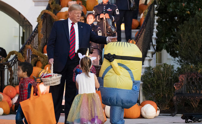 Как Трампы отметили Хеллоуин в Белом доме: фоторепортаж 