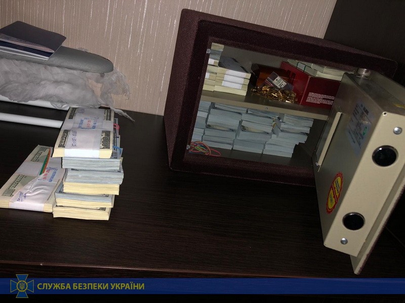 СБУ взяла чиновника Фонда госимущества на взятке $30 000: фото