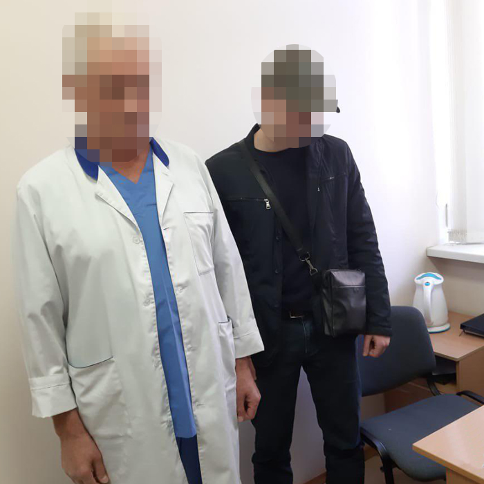 Фото - пресс-служба прокуратуры Киева В Киеве задержали врача онкодиспансера: требовал $2000 за справку