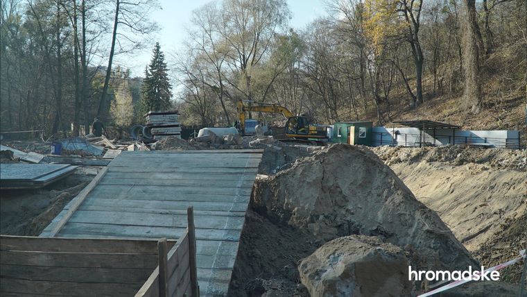 В парке на Сырце рубят деревья из-за строительства метро: фото
