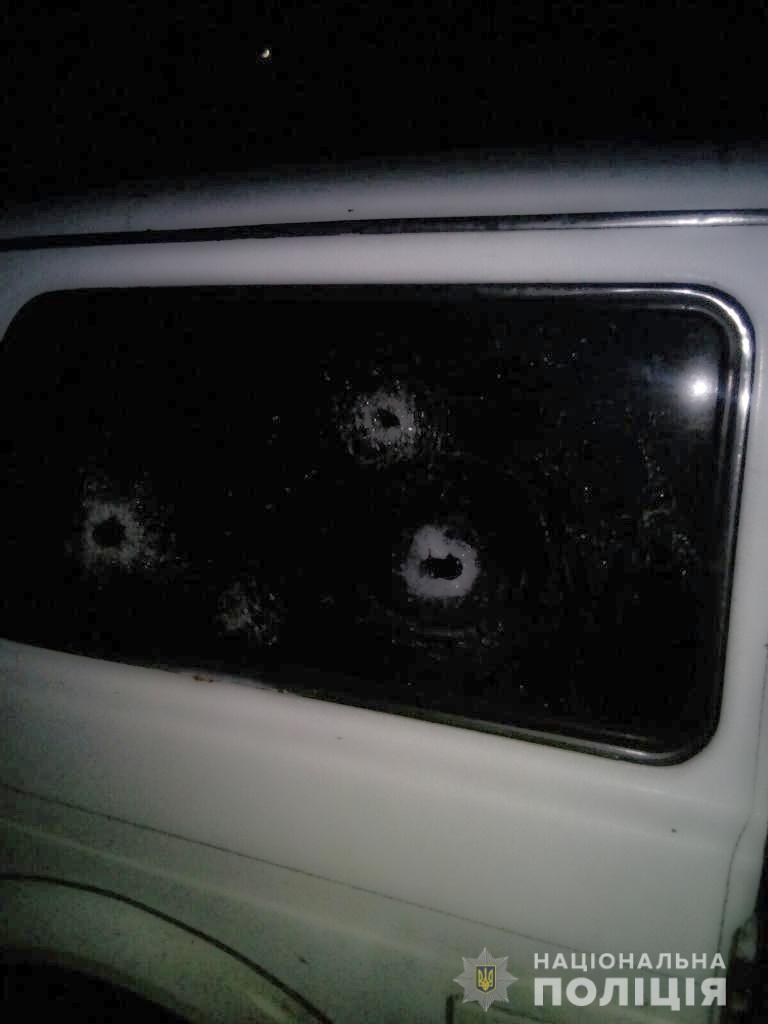 Под Харьковом обстреляли автомобиль активиста: нападавшие сбежали