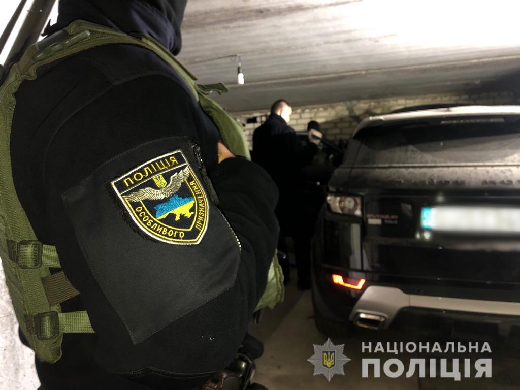 Спецназ "взял" криминального авторитета: угонял элитные авто