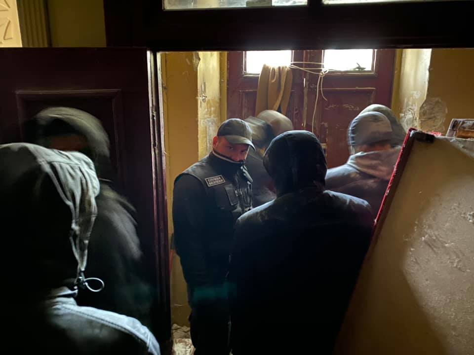 В Киеве неизвестные штурмовали общежитие, возникла драка: видео