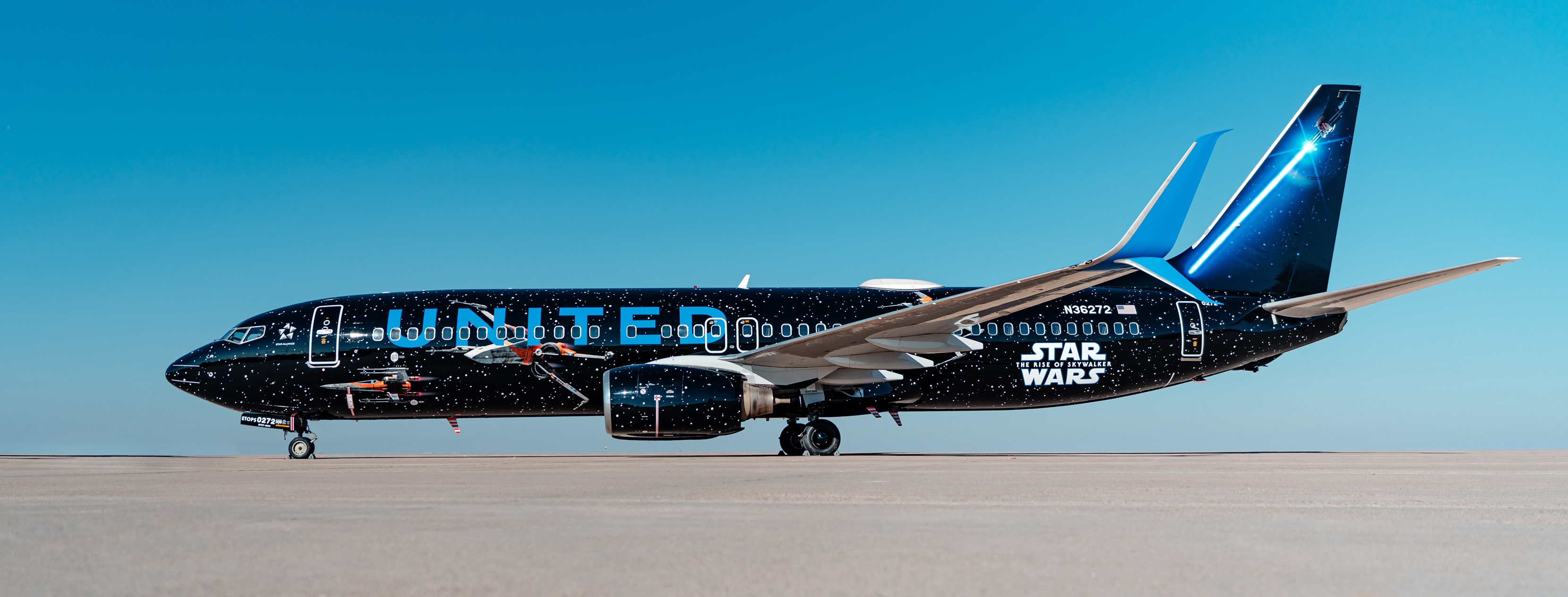 United Airlines покрасила Boeing в стиле "Звездных войн": видео