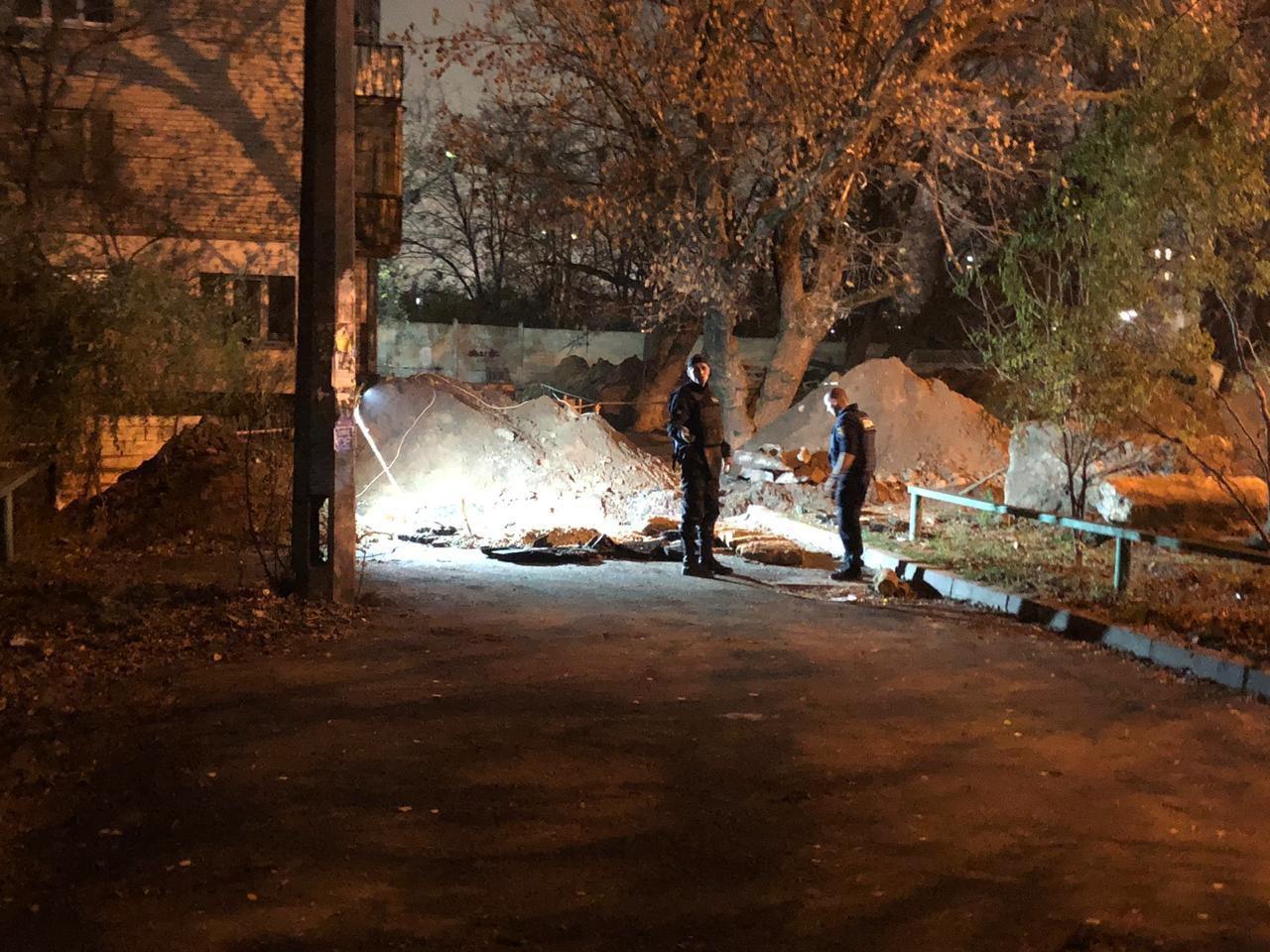 В Киеве возле Шулявского моста нашли склад боеприпасов: фото
