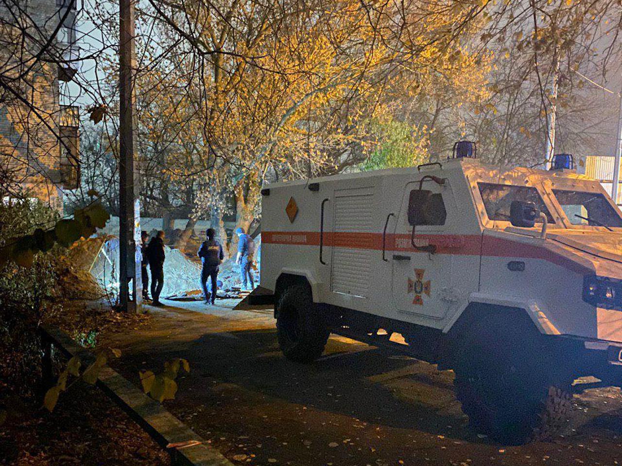 В Киеве возле Шулявского моста нашли склад боеприпасов: фото