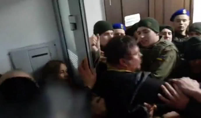 Представители УПЦ КП штурмовали суд, полиция применила газ: видео