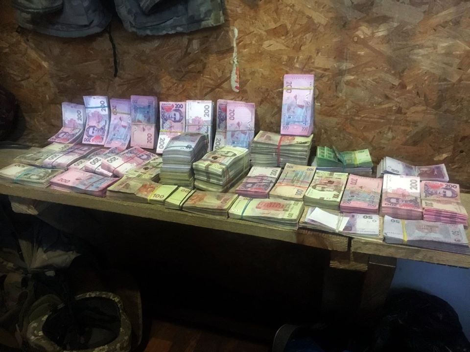 Из Луганска мужчина пытался пронести в рюкзаке 2 млн грн: фото