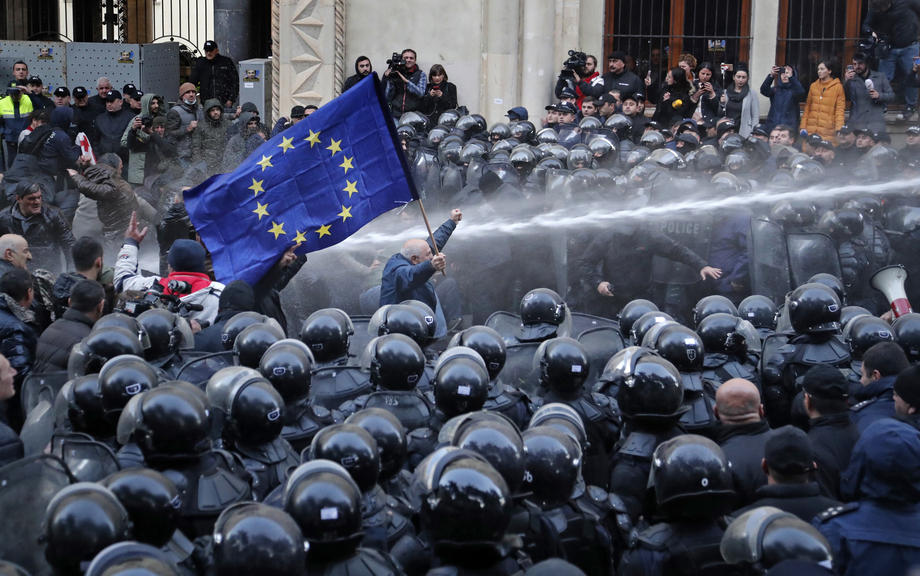 Поліція Грузії застосовує водомет проти протестувальників (Фото – Zurab Kurtsikidze – EPA) Полиция Грузии применяет водомет против протестующих (Фото – Zurab Kurtsikidze – EPA)
