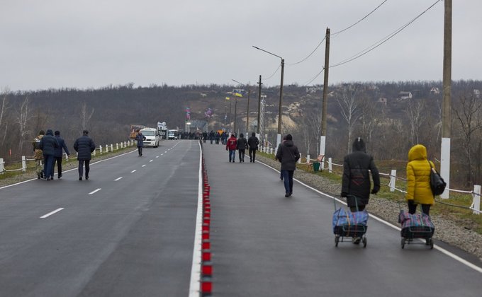 Мост в Станице Луганской начал работу: фоторепортаж
