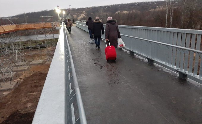 Мост в Станице Луганской начал работу: фоторепортаж