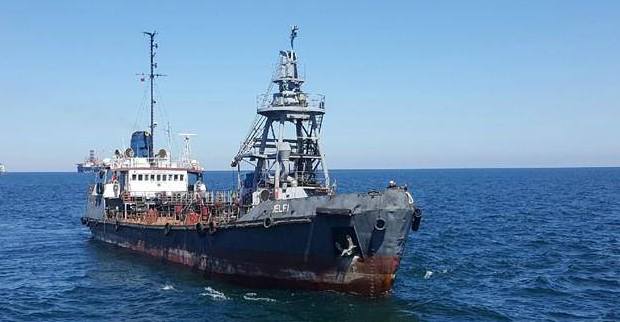 В заливе Одессы сел на мель танкер, идет спасательная операция