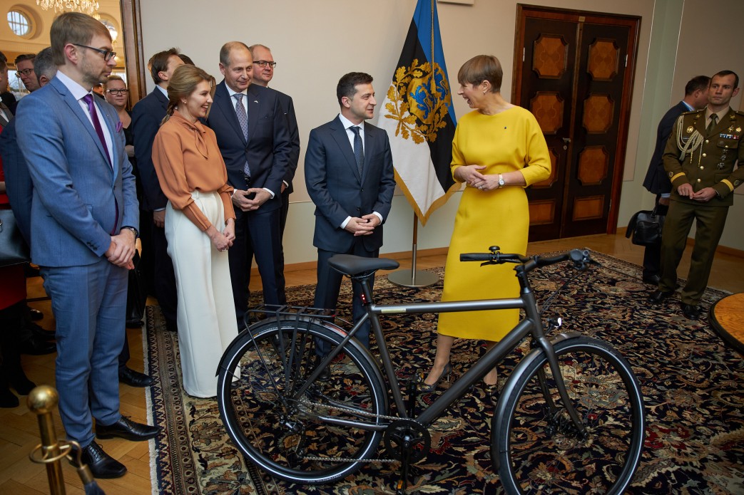 Президент Эстонии подарила Зеленскому велосипед: фото