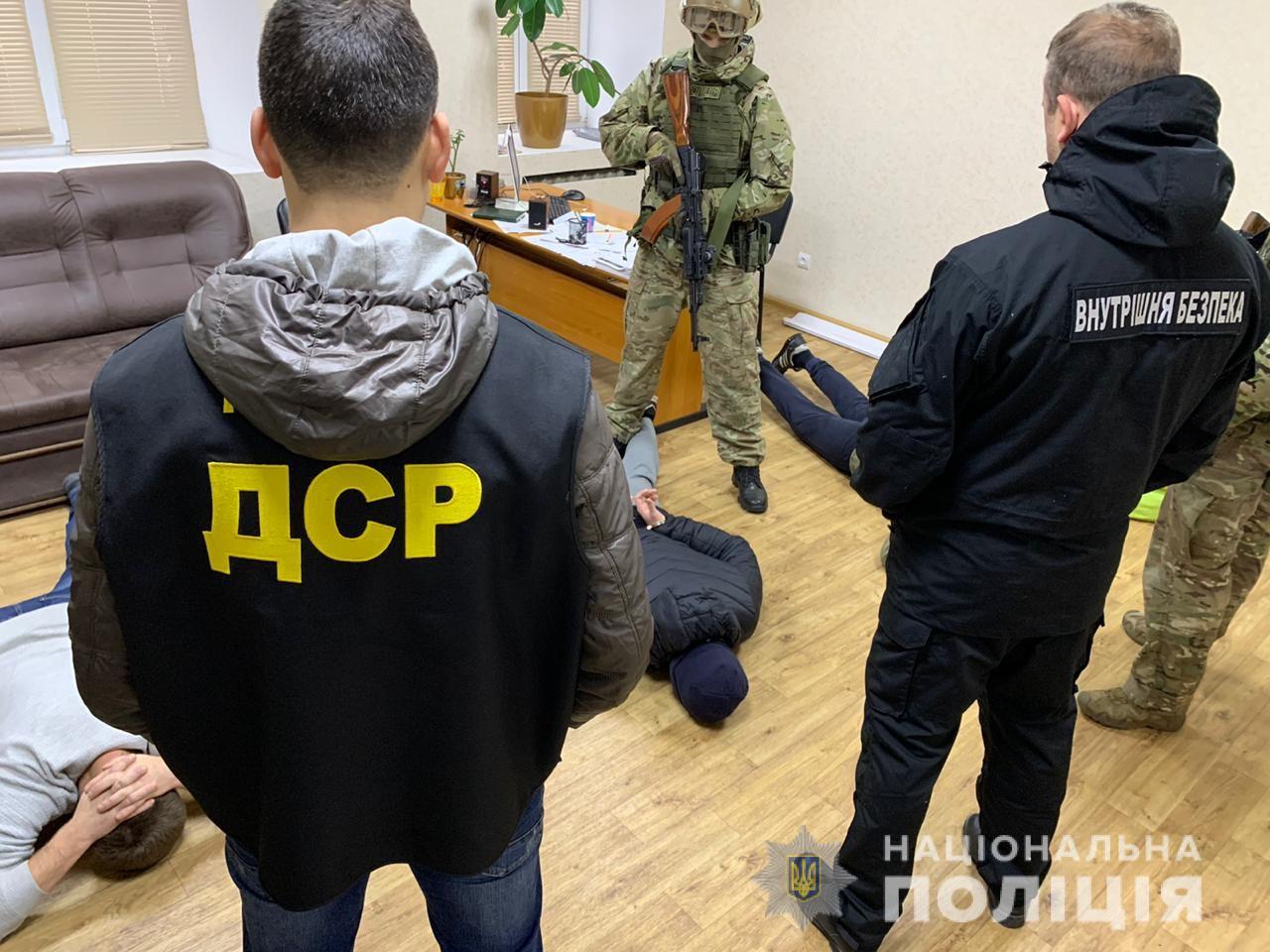 В Запорожье с БТРом задерживали банду: видео штурма