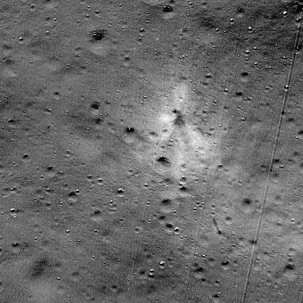 На Луне сфотографировали обломки спускаемого аппарата Индии: фото