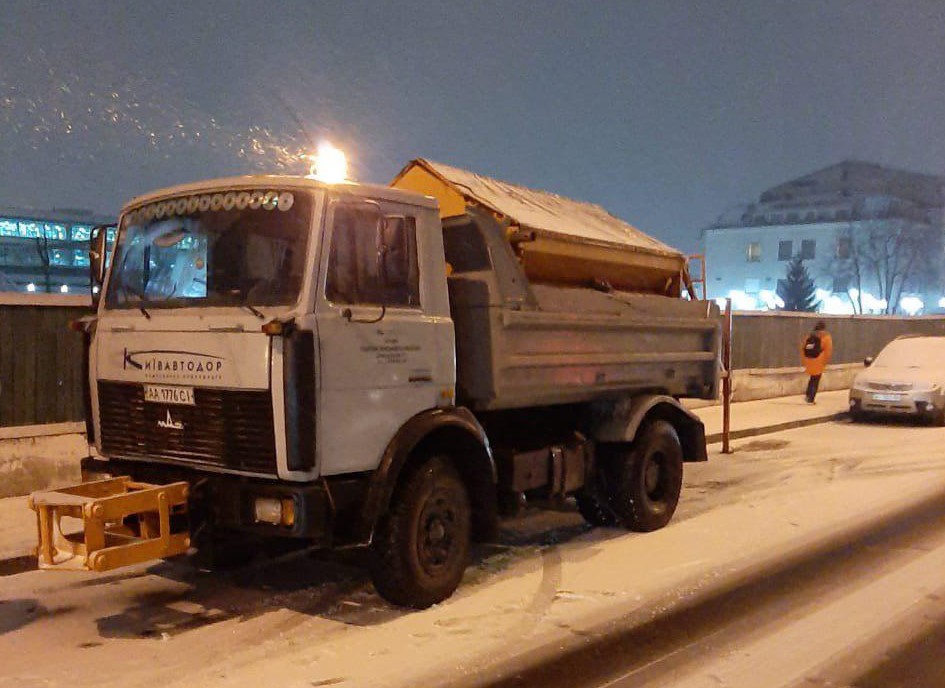 В Киеве выпал снег: У Кличко показали, как чистят улицы - видео