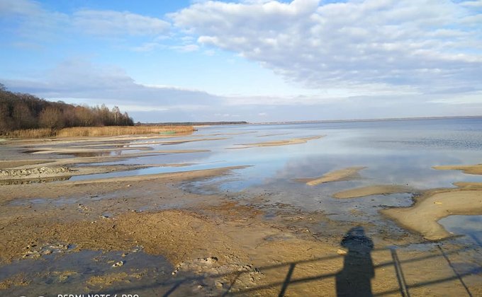 "Гопота носится по берегу". Глубочайшее озеро Украины обмелело