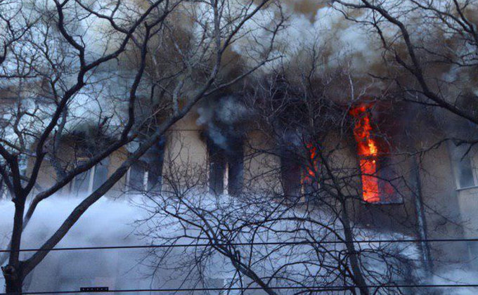 В Одессе горит колледж, СМИ пишут - люди прыгают с этажей: видео