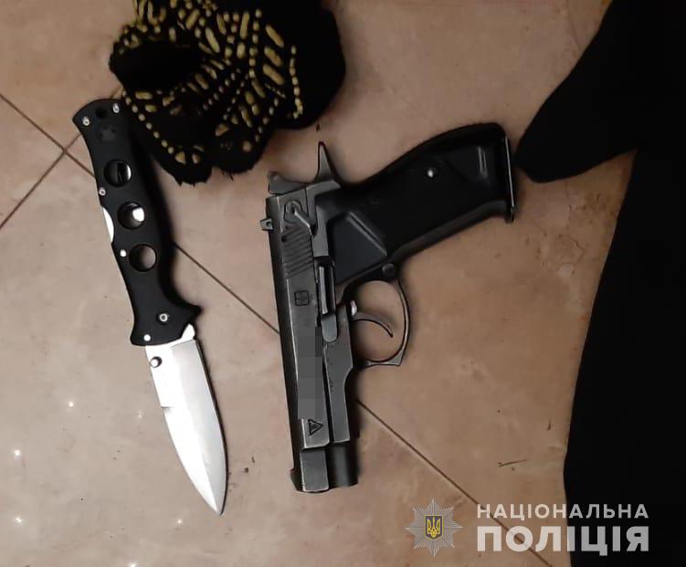Задержали банду во время нападения на дом предпринимателя: фото