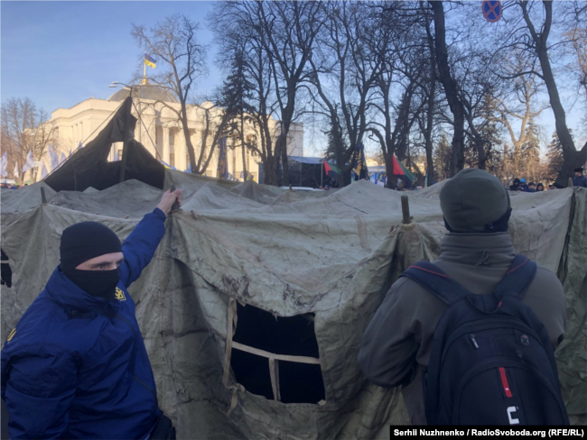 null Столкновения возле Рады. Полицейских облили зеленкой: видео, фото