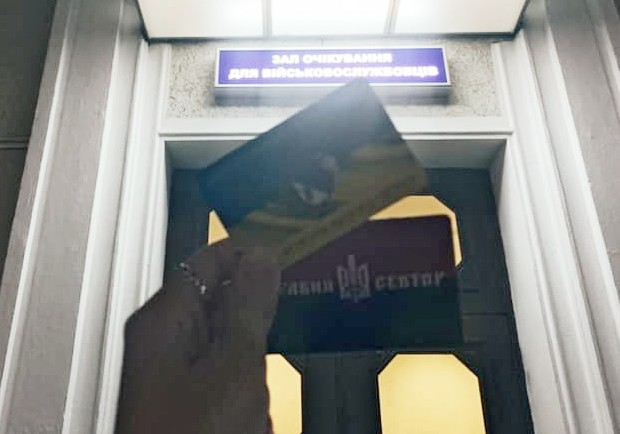 null Добровольца не пустили в зал ожидания на ж/д вокзале в Киеве