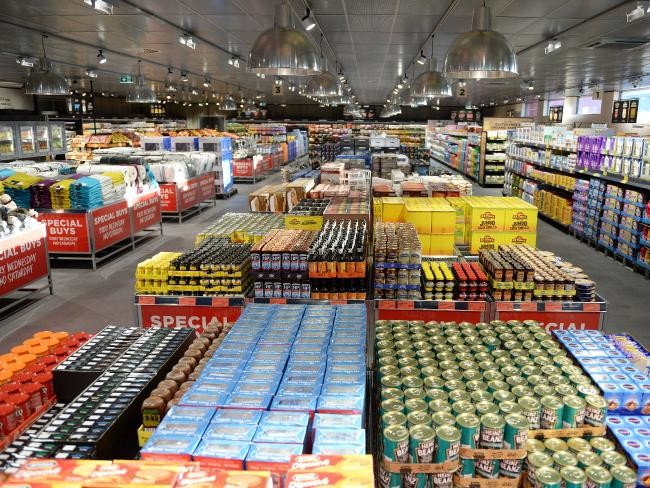 Жесткий дискаунтер Aldi: в магазинах нет витрин и автоматических дверей, а продукты размещаются в паллетах и упаковках. Главные принципы каждого магазина Aldi – простота и эффективность. Пакеты в Aldi не бесплатные, и тележки платные, что позволяет максимально сократить издержки. Фото – vc.ru.