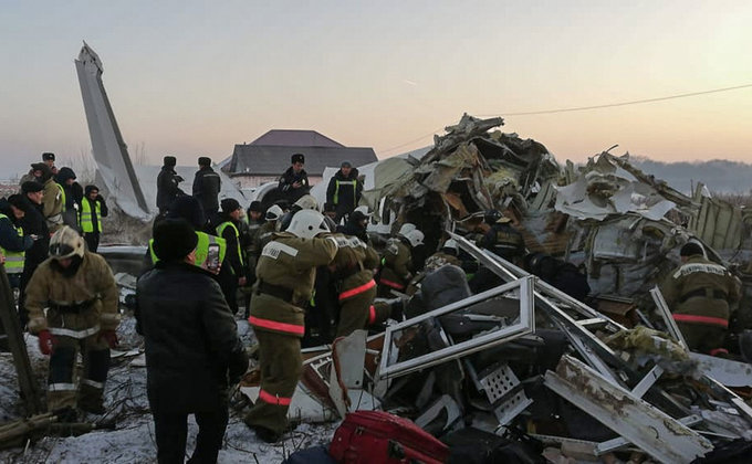 Авиакатастрофа в Алматы. Появилось видео спасения младенца