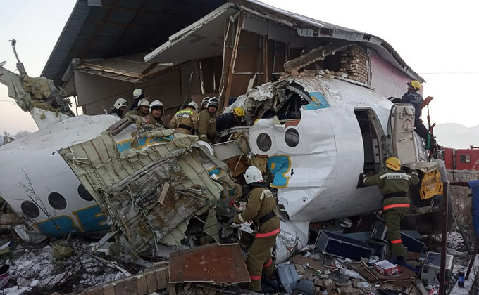 Авиакатастрофа в Казахстане: фото с места крушения лайнера
