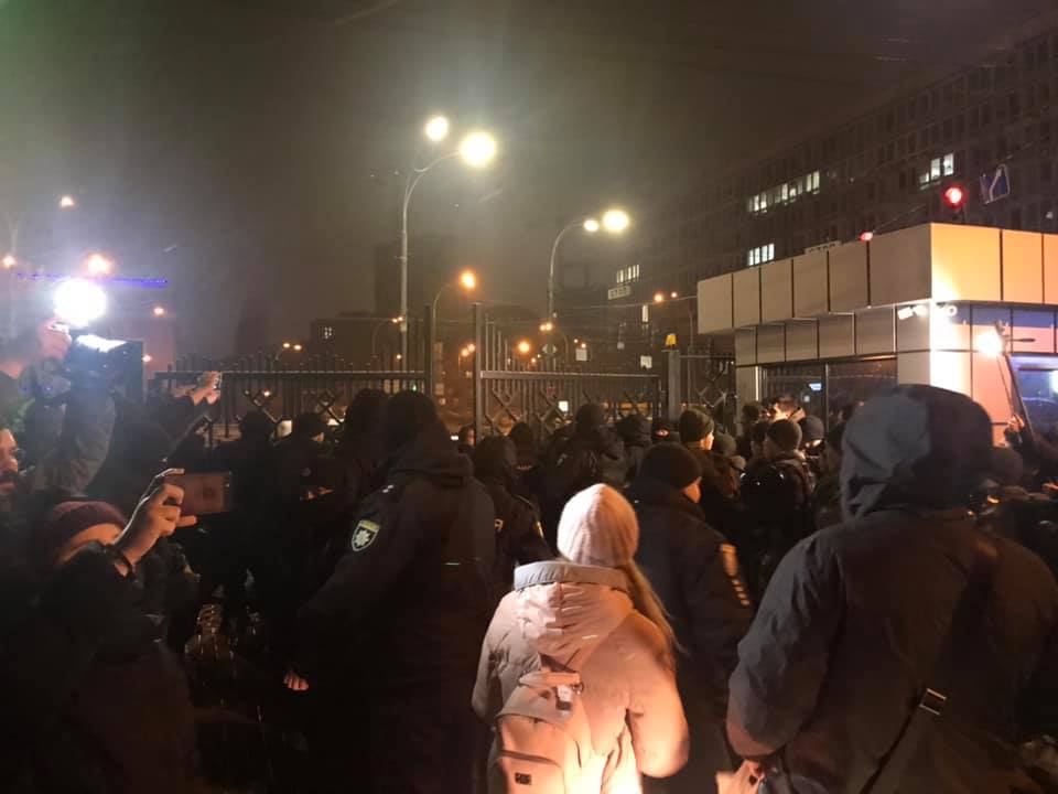 Беркутовцев под охраной вывезли из здания суда: видео, фото