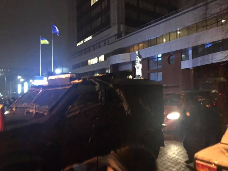 Беркутовцев под охраной вывезли из здания суда: видео, фото