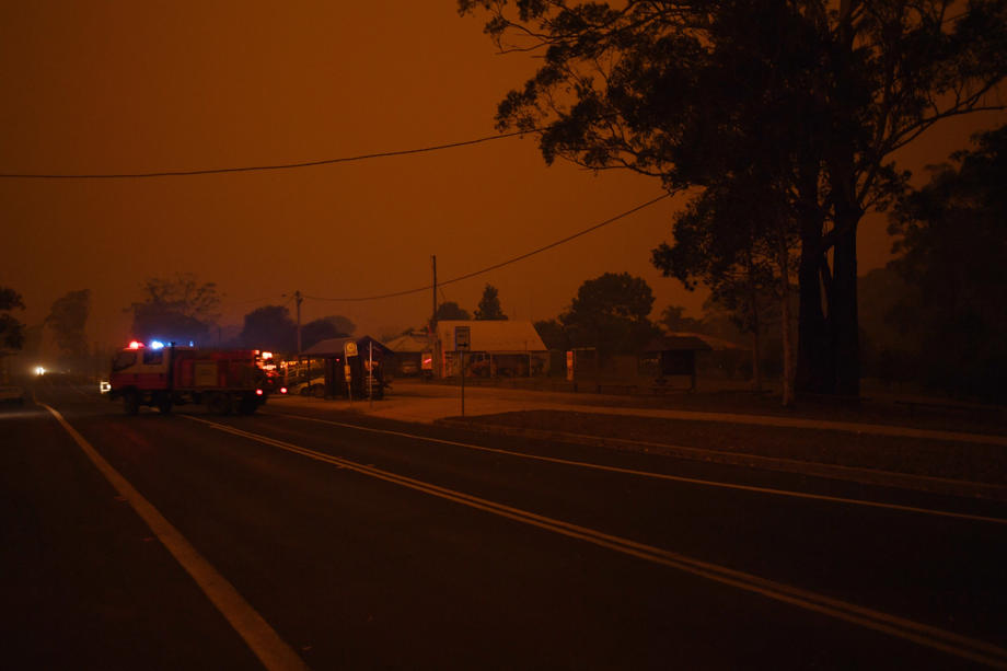 С пожарами в Австралии будут бороться до 3000 военных запаса