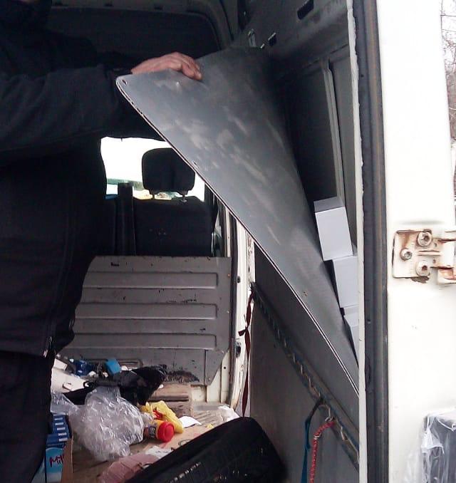  Украинец спрятал под обшивку микроавтобуса 250 гаджетов: видео