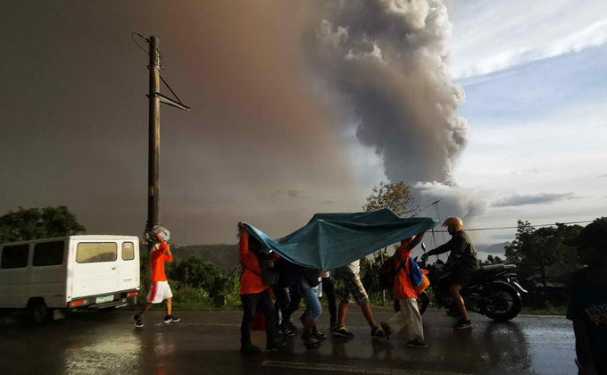 Пепел и молнии. Извержение вулкана на Филиппинах - фото и видео