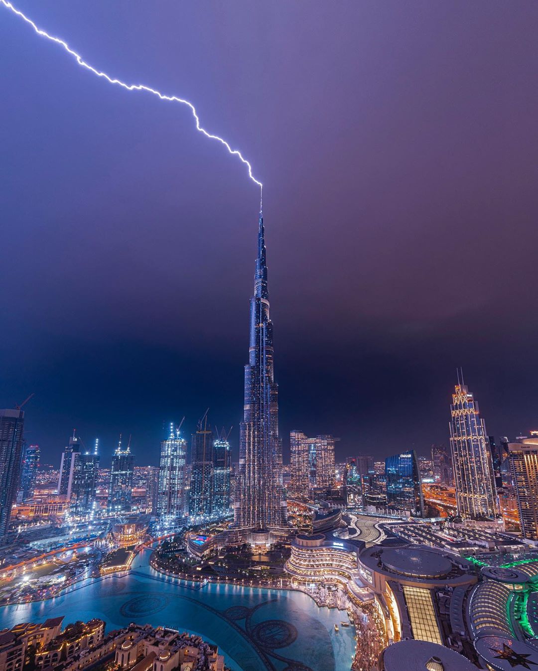 В самый высокий небоскреб мира попала молния: фото