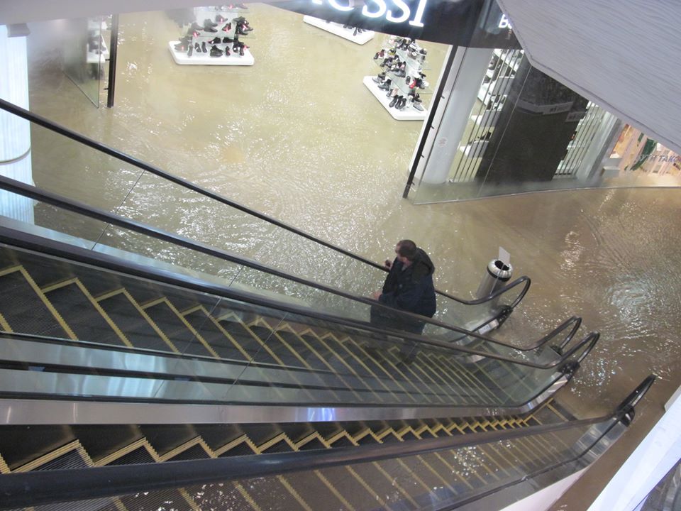 ТРЦ Ocean Plaza во время потопа, фото: Facebook / Елена Сердюк-Слушаенко