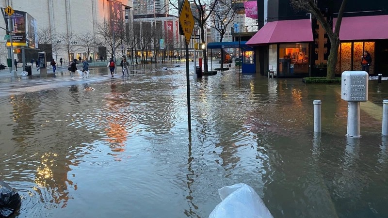 Потоп на ул. Верхний Вест-Сайд, Нью-Йорк, фото: NBC New York