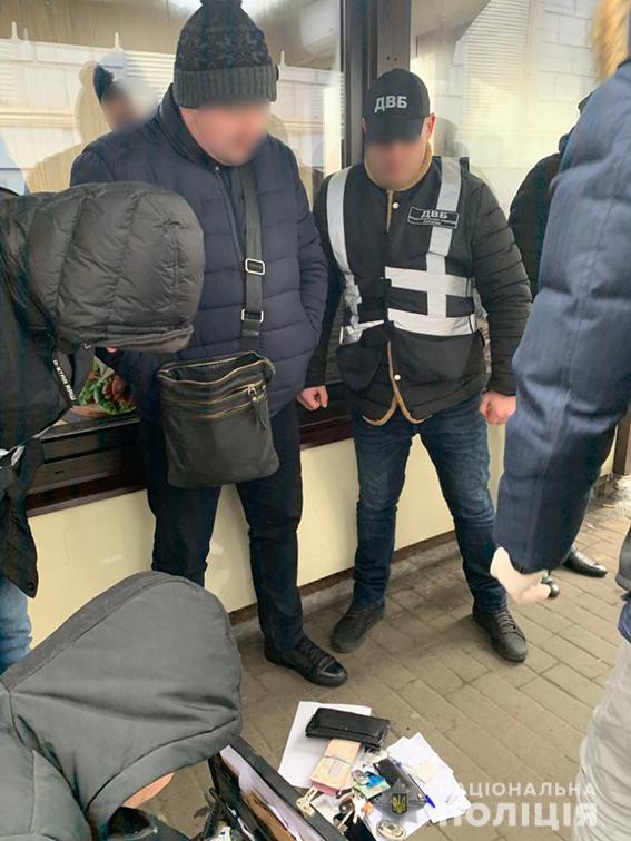null Днепр. Полицейского задержали на взятке 50 000 грн: фото