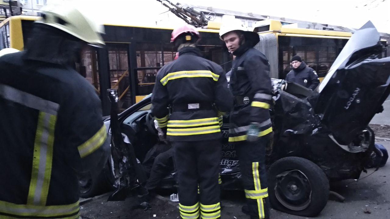 В Киеве автомобиль въехал в остановку транспорта: фото