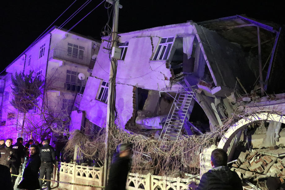 Мощное землетрясение в Турции: число жертв возросло до 20 - фото