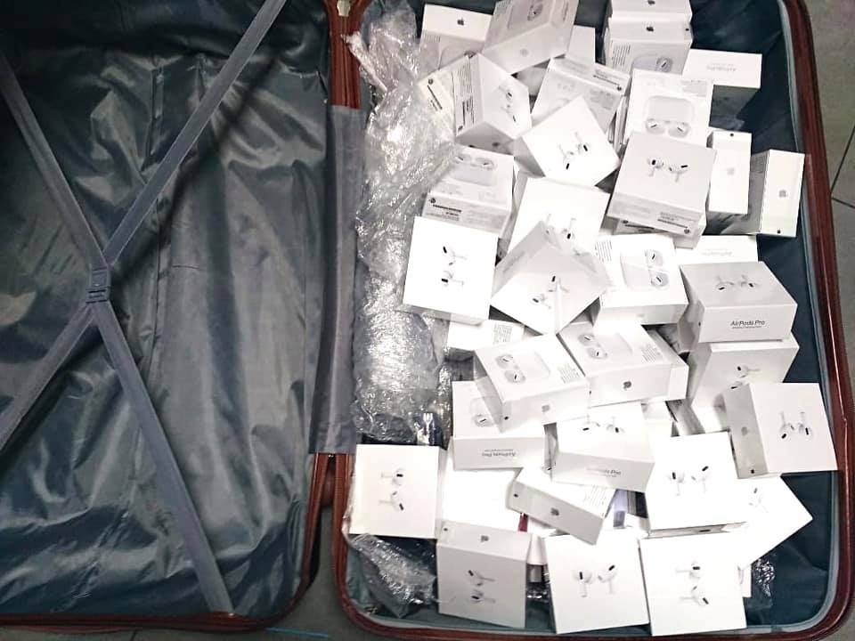Борисполь. В забытых чемоданах выявили более сотни айфонов: фото