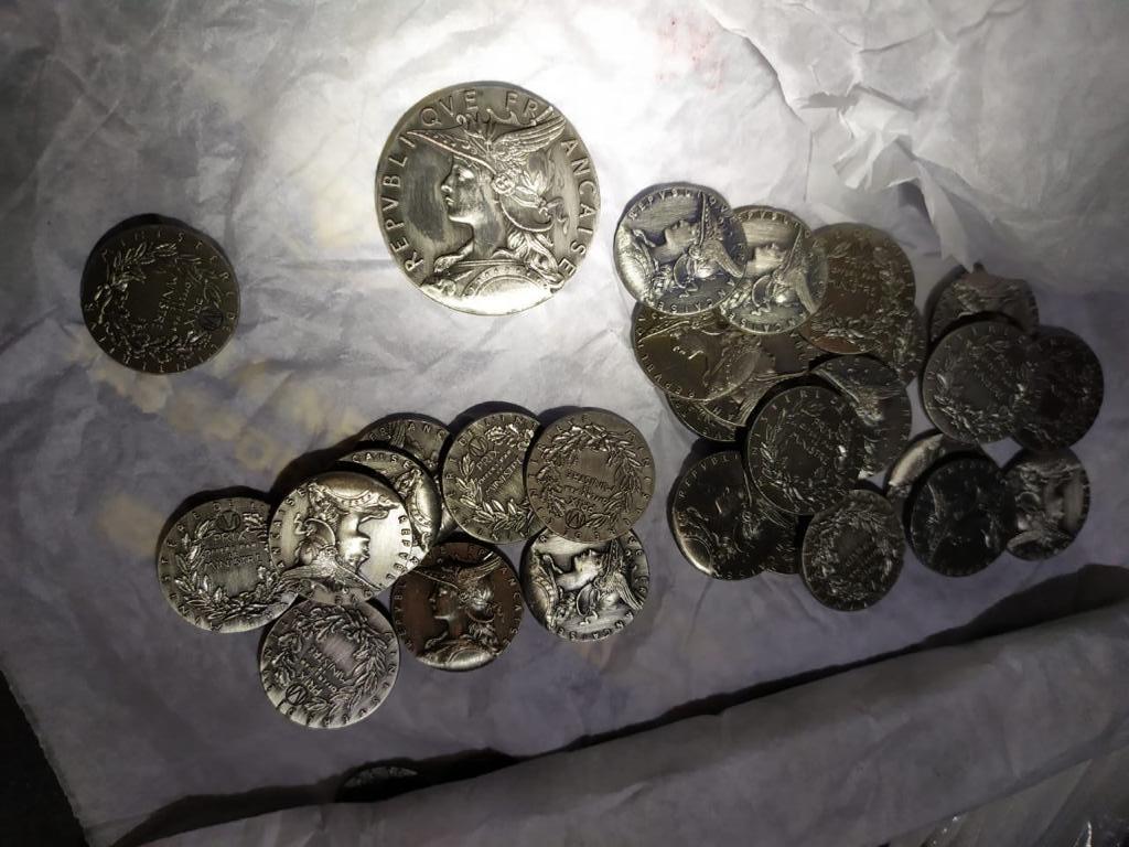 В поезде Киев-Москва нашли загранпаспорта и монеты: фото