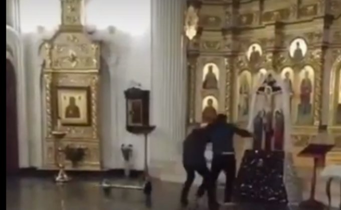 Мужчина устроил погром в храме в центре Харькова: видео
