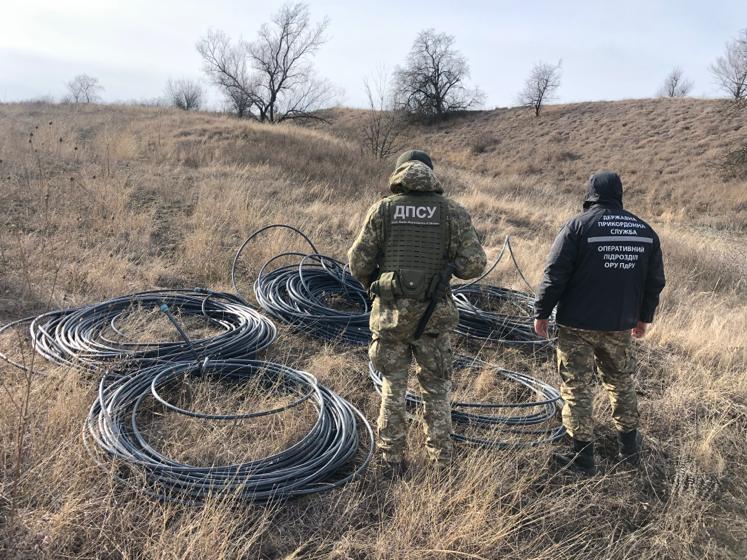 З Молдови в Україну трубопроводом переганяли спирт: відео