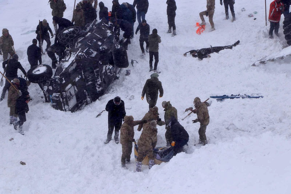 Снежная лавина в Турции накрыла спасателей, более 20 жертв: видео