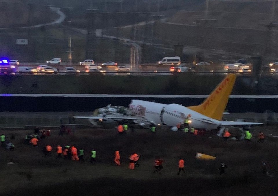 В Турции самолет выкатился за полосу и разбился: видео, фото