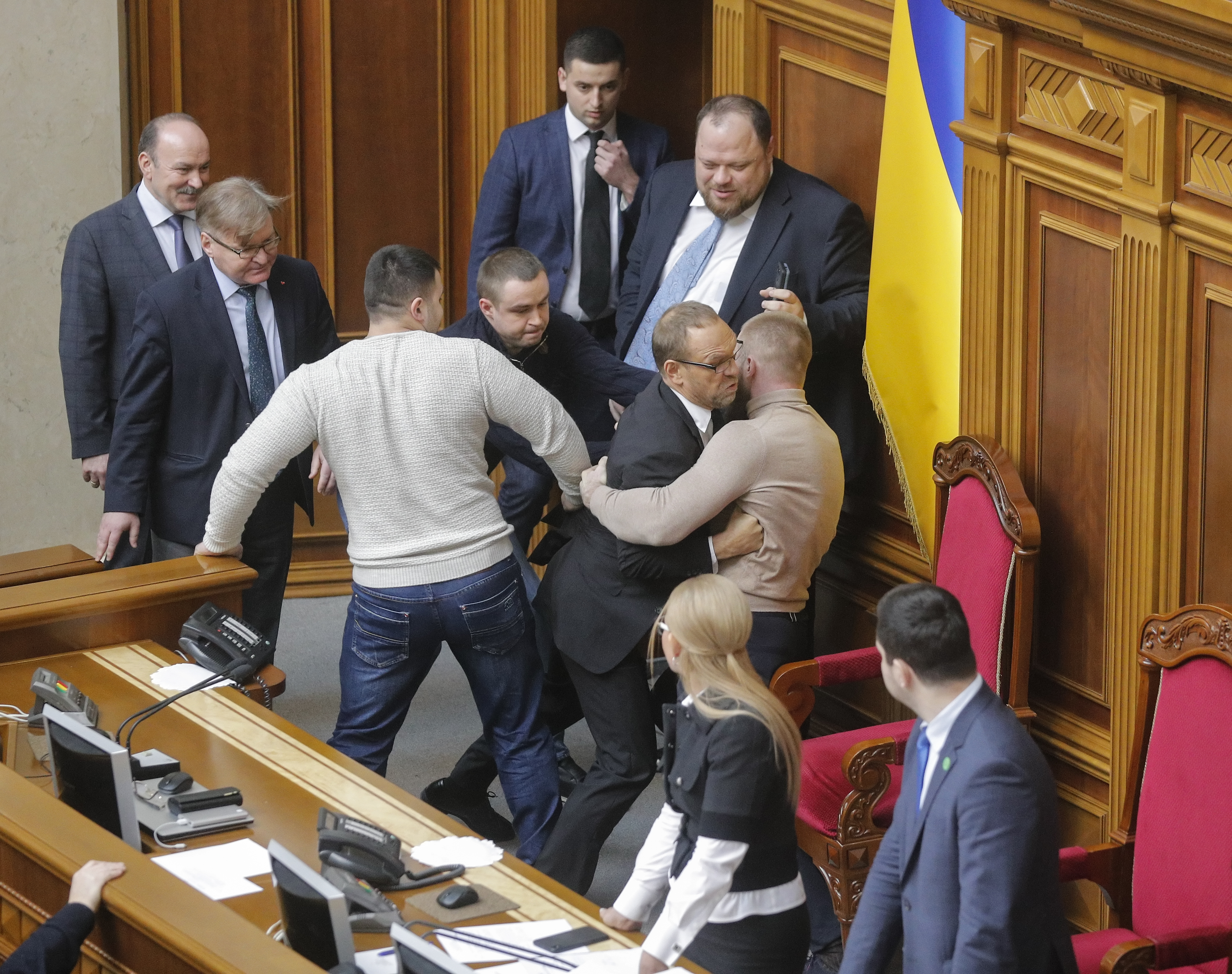 Сергей Власенко пытается прорваться в президиум (фото: EPA) Сергей Власенко пытается прорваться в президиум (фото: EPA)