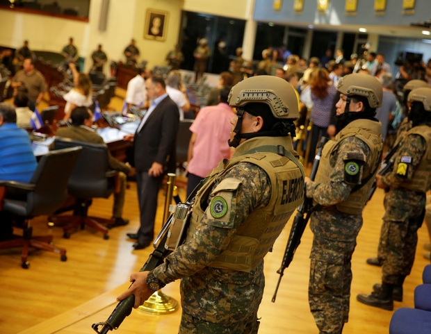 В парламент Сальвадора зашли тяжело вооруженные силовики: видео